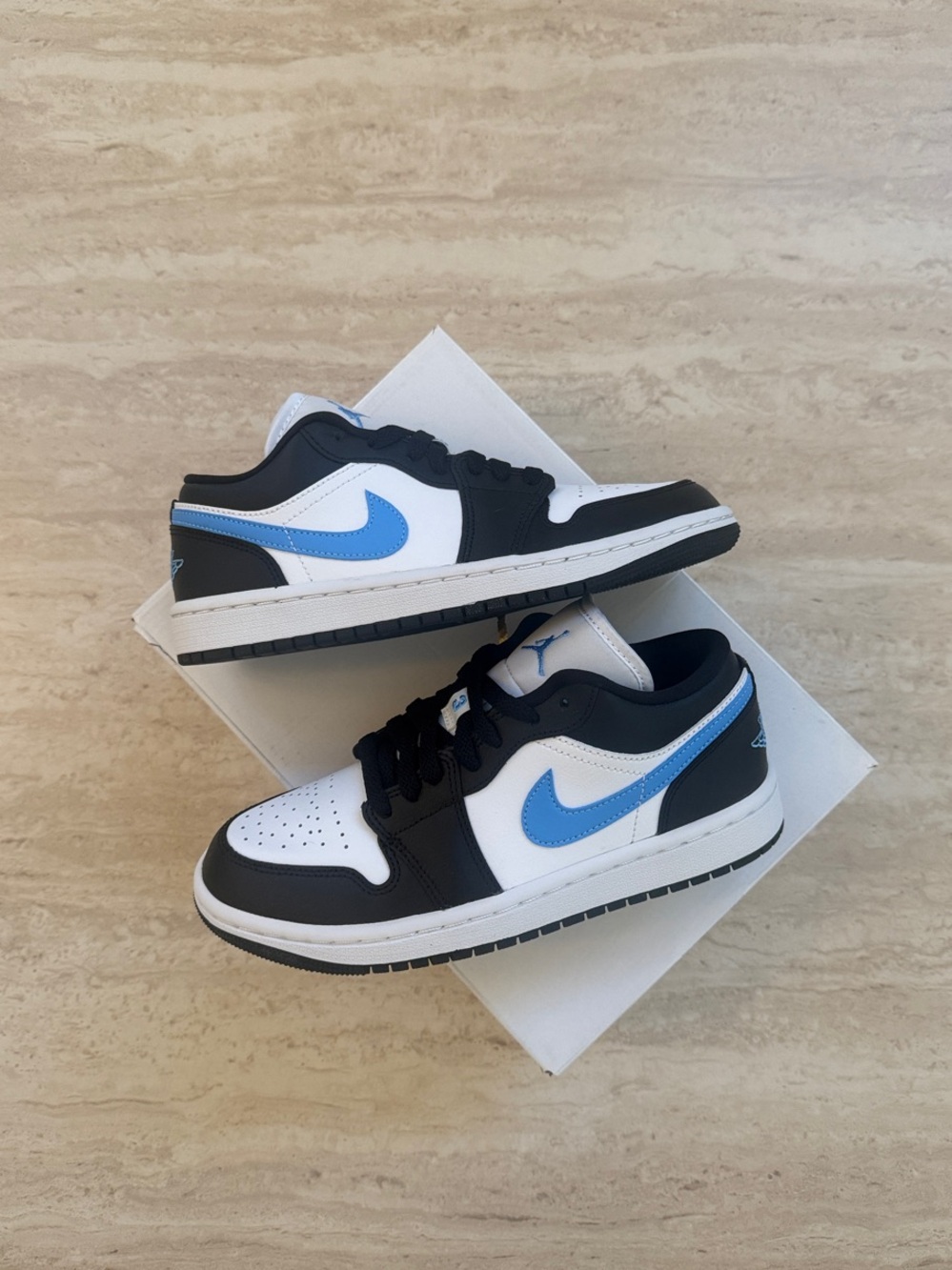 Nike Kids Low-Top Sneakers in White, Black & Light Blue
